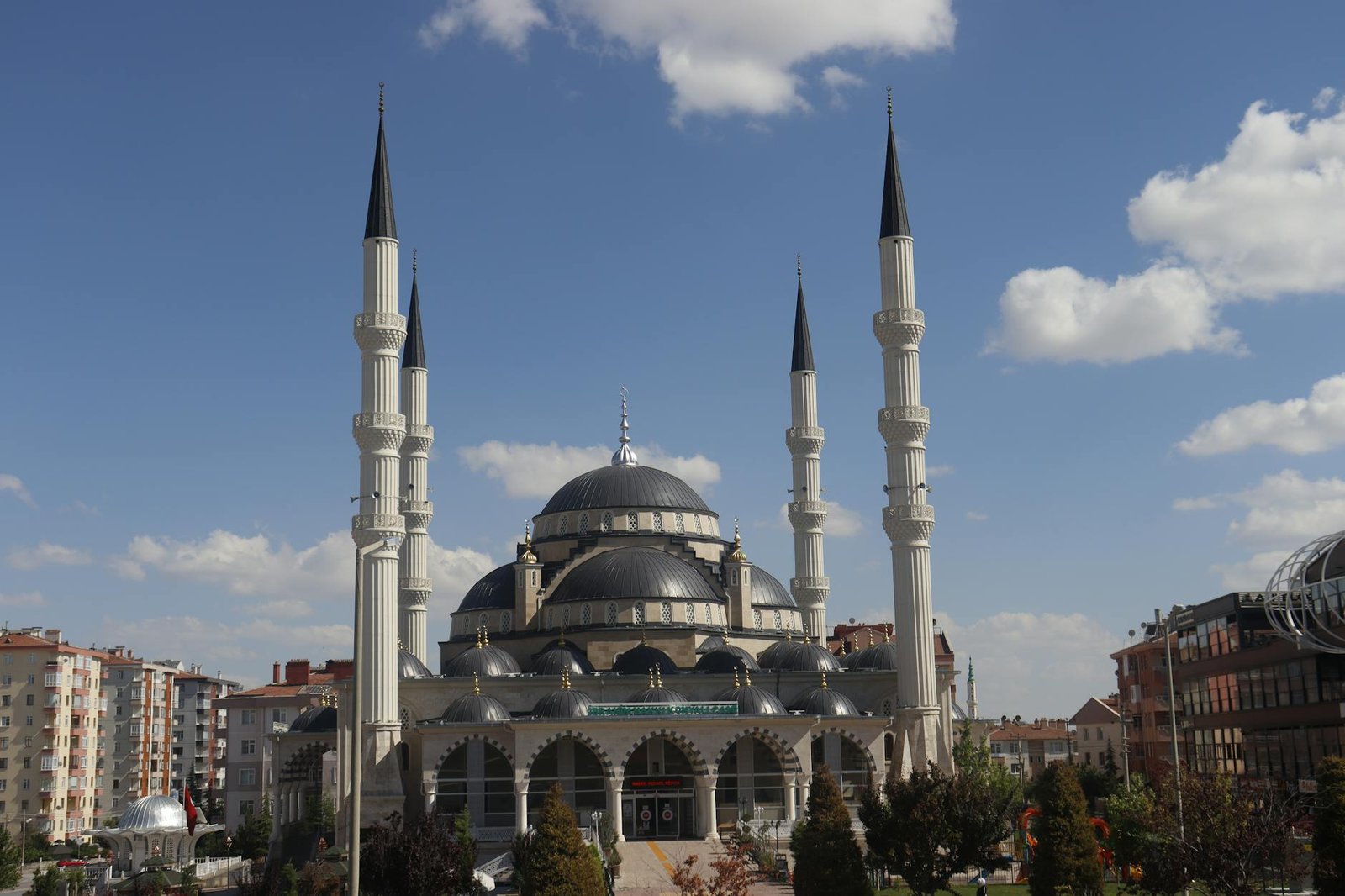 Stunning view of the grand mosque in Konya, Turkey with minarets and clear blue skies.