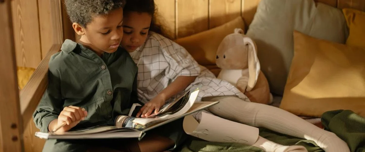Children reading storybooks together — Oxford Reading Tree progression